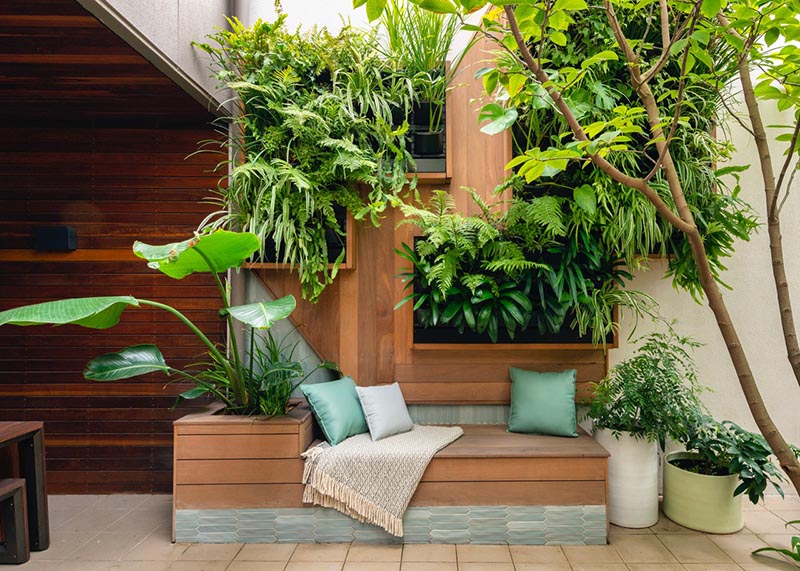 small-modern-courtyard-wall-planters-bench-130520-1100-01